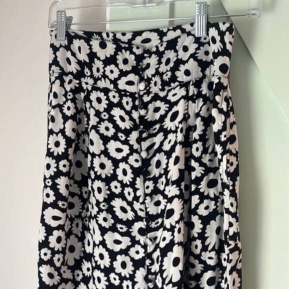 ASOS Design Black and White Retro Y2K Style Floral Button Front Midi Skirt - 4 - Picture 3 of 7